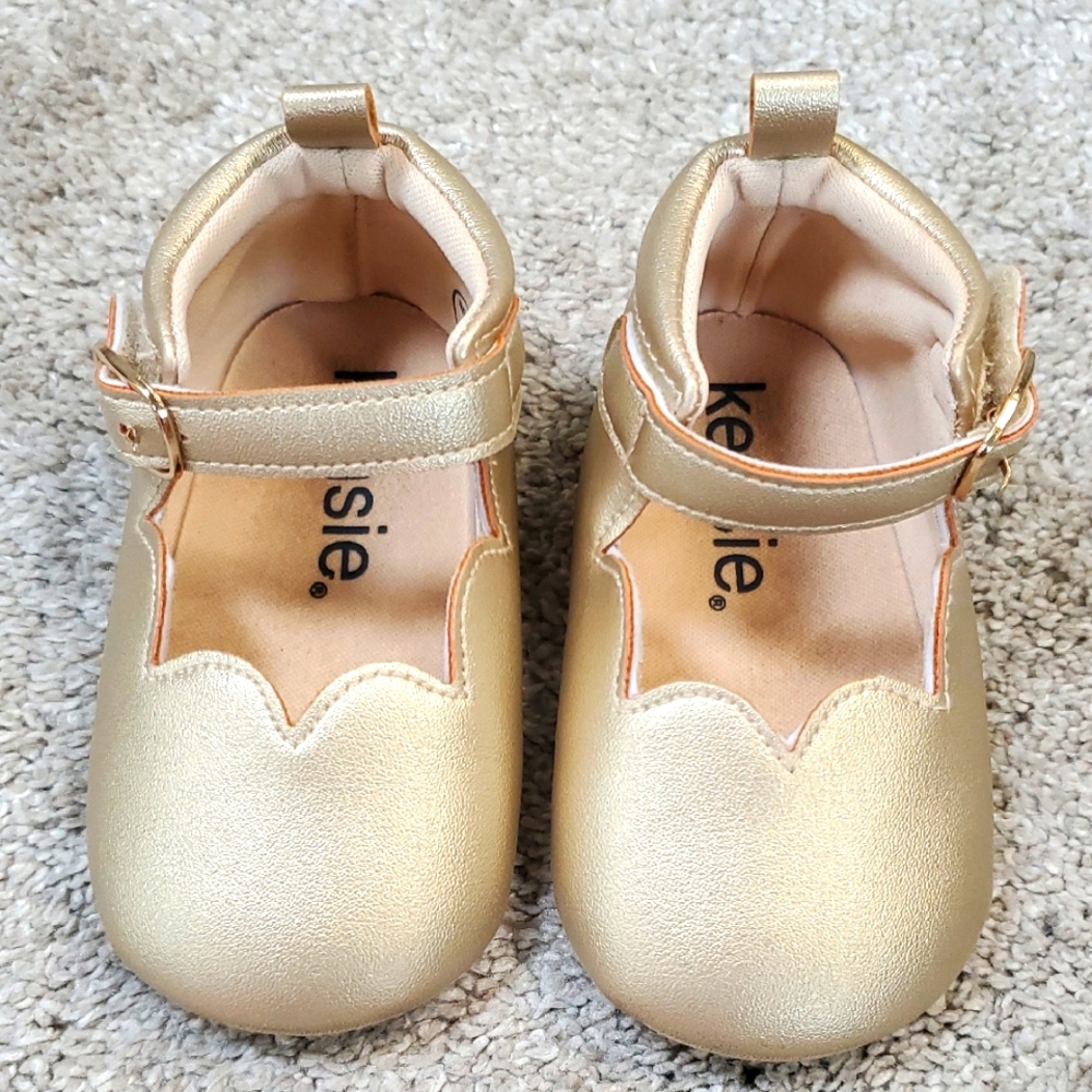 Kensie Girls Gold Shoes with Scalloped Edge & Velcro Strap.  Size 4